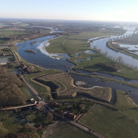 Kilometerslange dijkversterking, jarenlange opgave