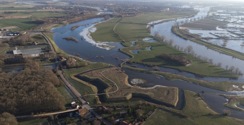 Kilometerslange dijkversterking, jarenlange opgave