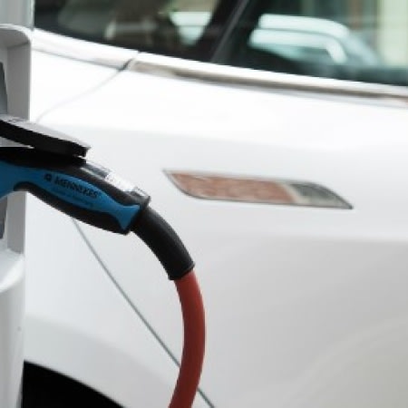 De eerste Vehicle-to-Grid laadpaal geopend