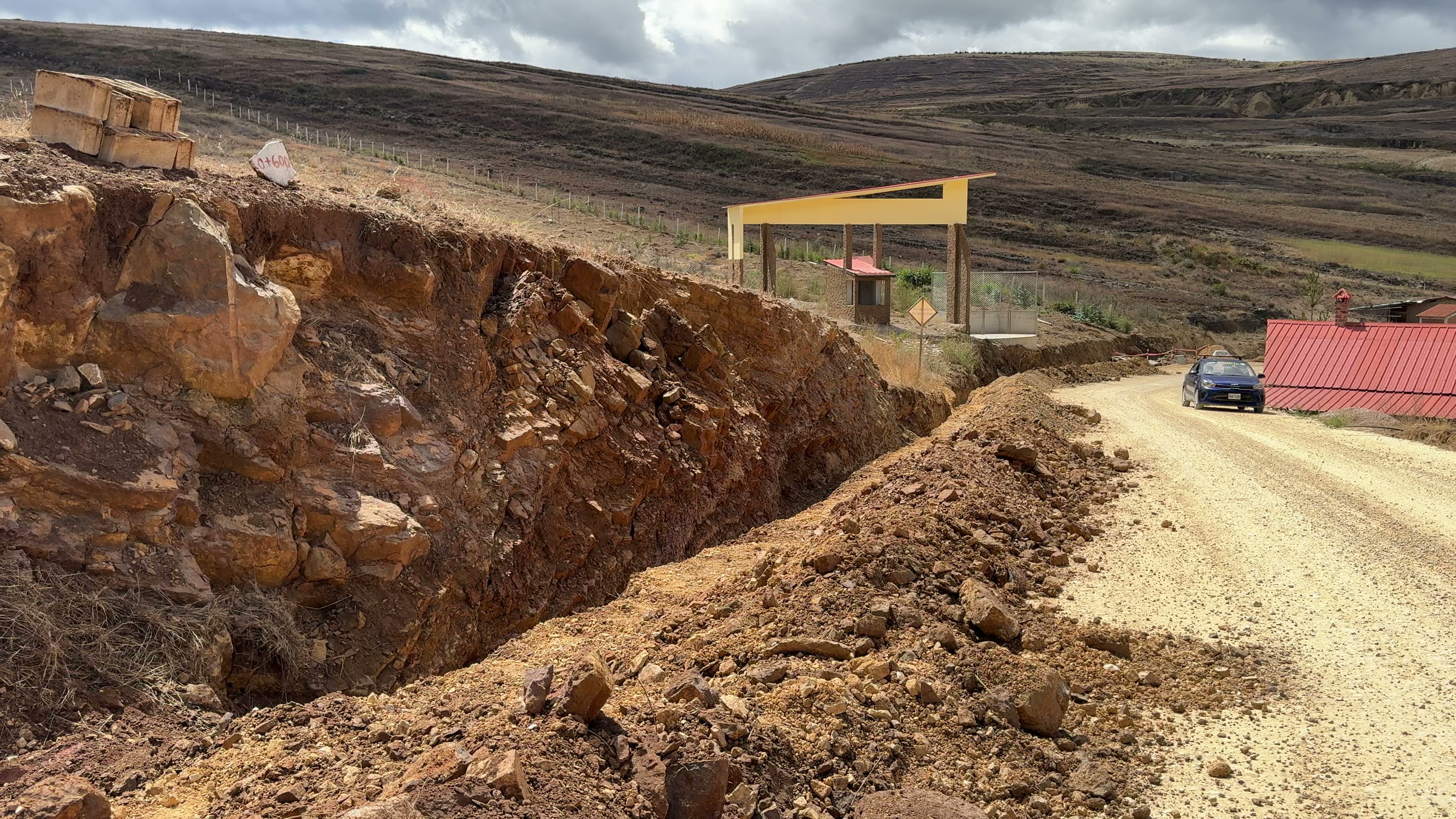 Frente de trabajo del Consorcio Vial del Norte realizando cortes de talud en el tramo hacia la Laguna San Nicolás.