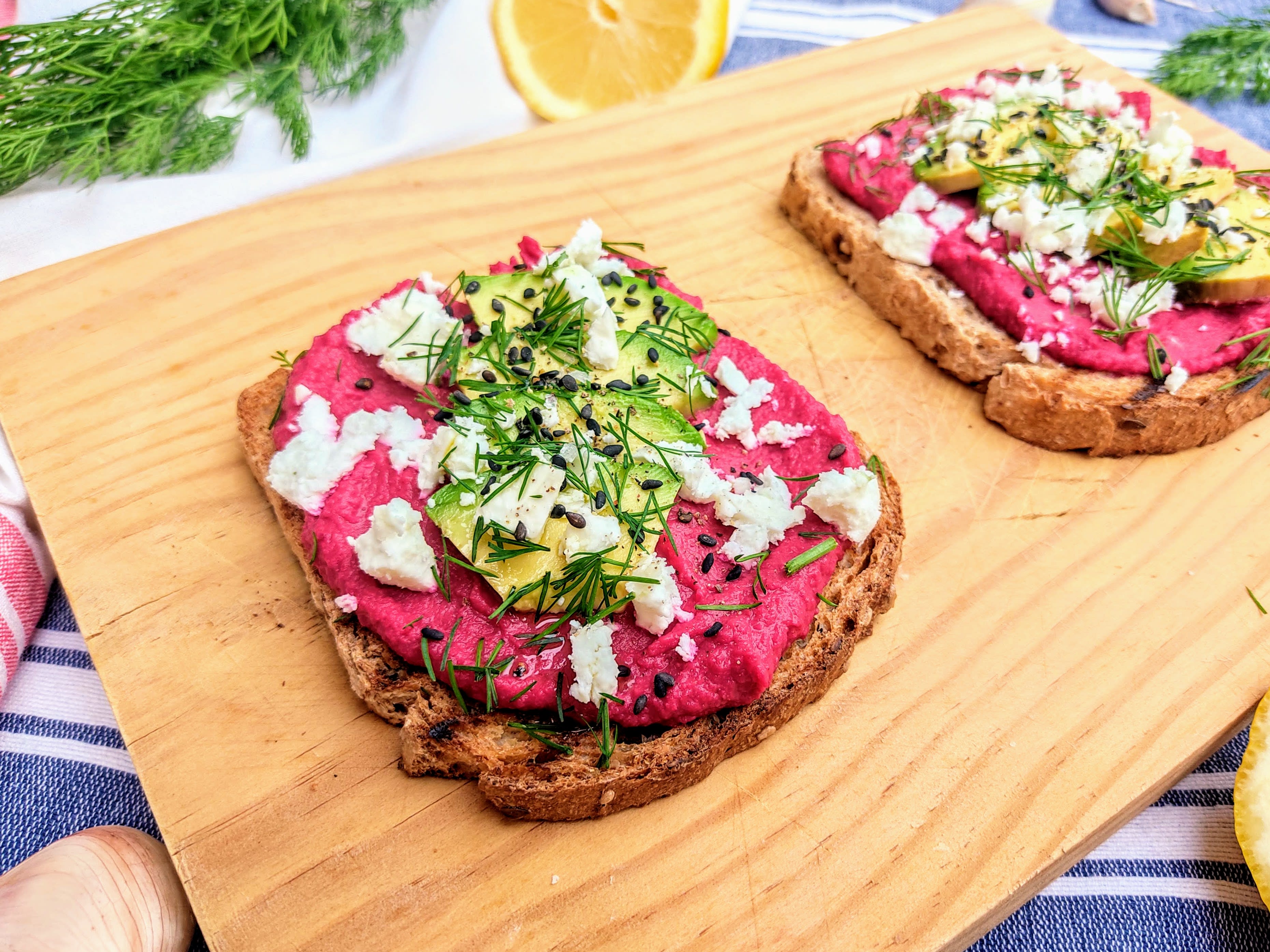 Tosta de hummus de remolacha, queso feta y aguacate