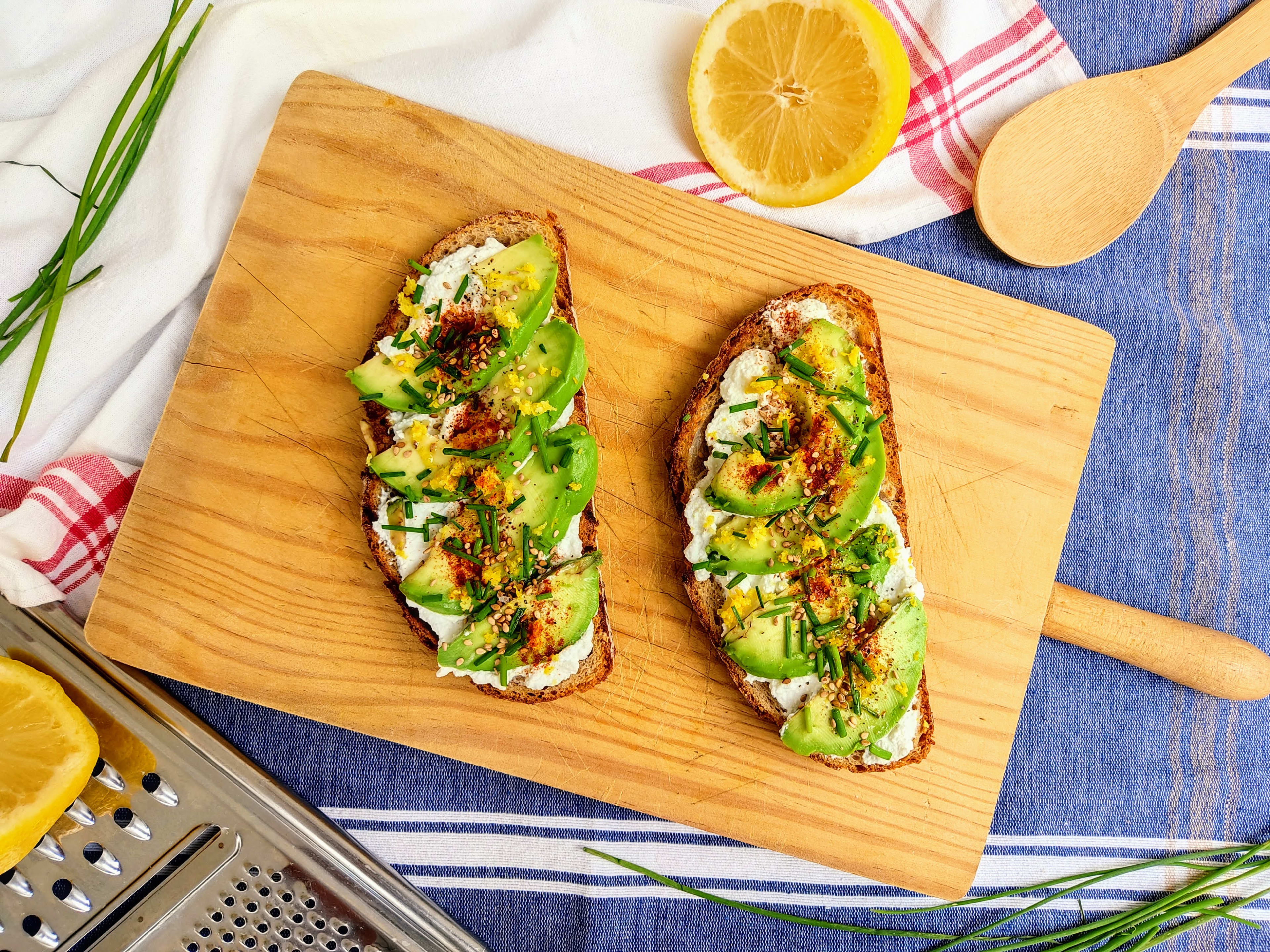 *Bruschetta* (o tosta) de queso ricotta y aguacate al limón