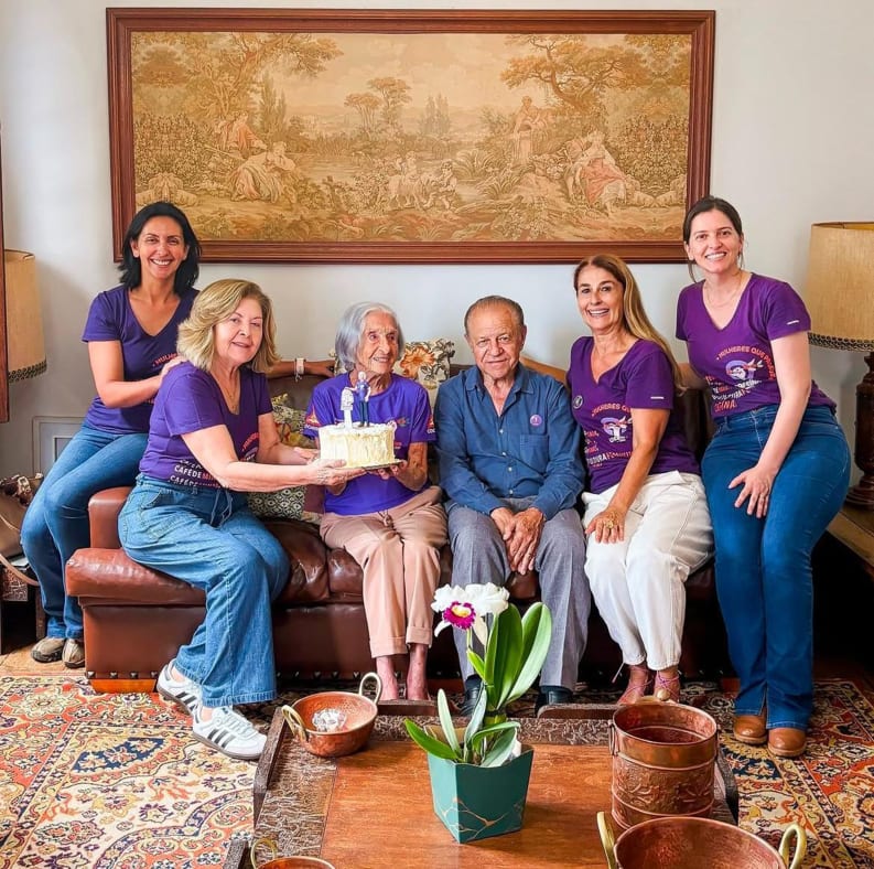 Dona Henriqueta celebrating her 103rd birthday with members of Cafeína Group.