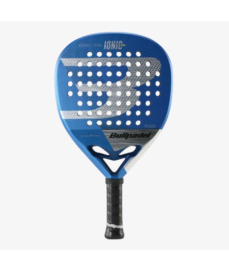 Descubre la nueva pala Bullpadel IONIC POWER, diseñada para jugadores avanzados en busca de un equilibrio perfecto entre potencia y manejabilidad en la pista. ¡Conviértete en un experto en el juego con esta increíble pala!