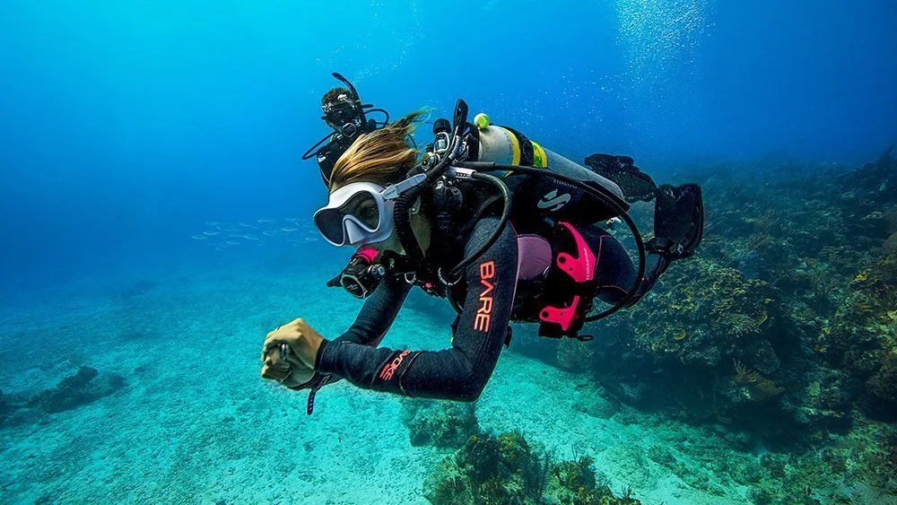 Underwater diver with nitrox tank