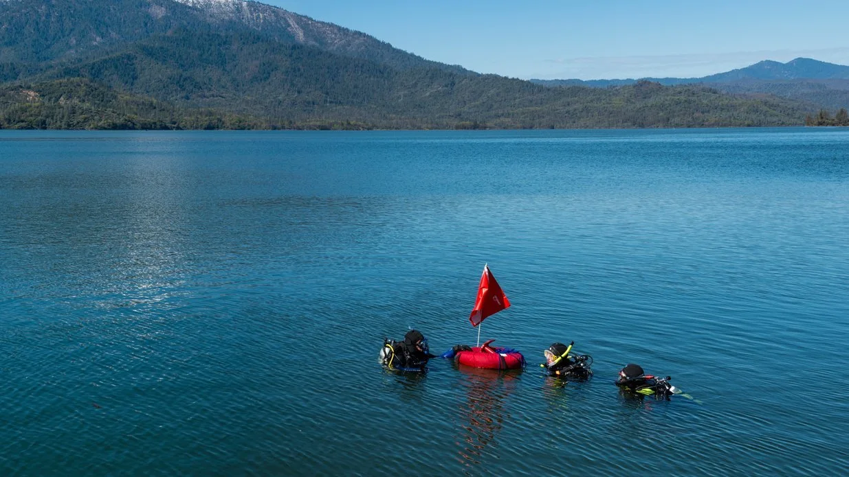 Divers on the surface with a dive flag