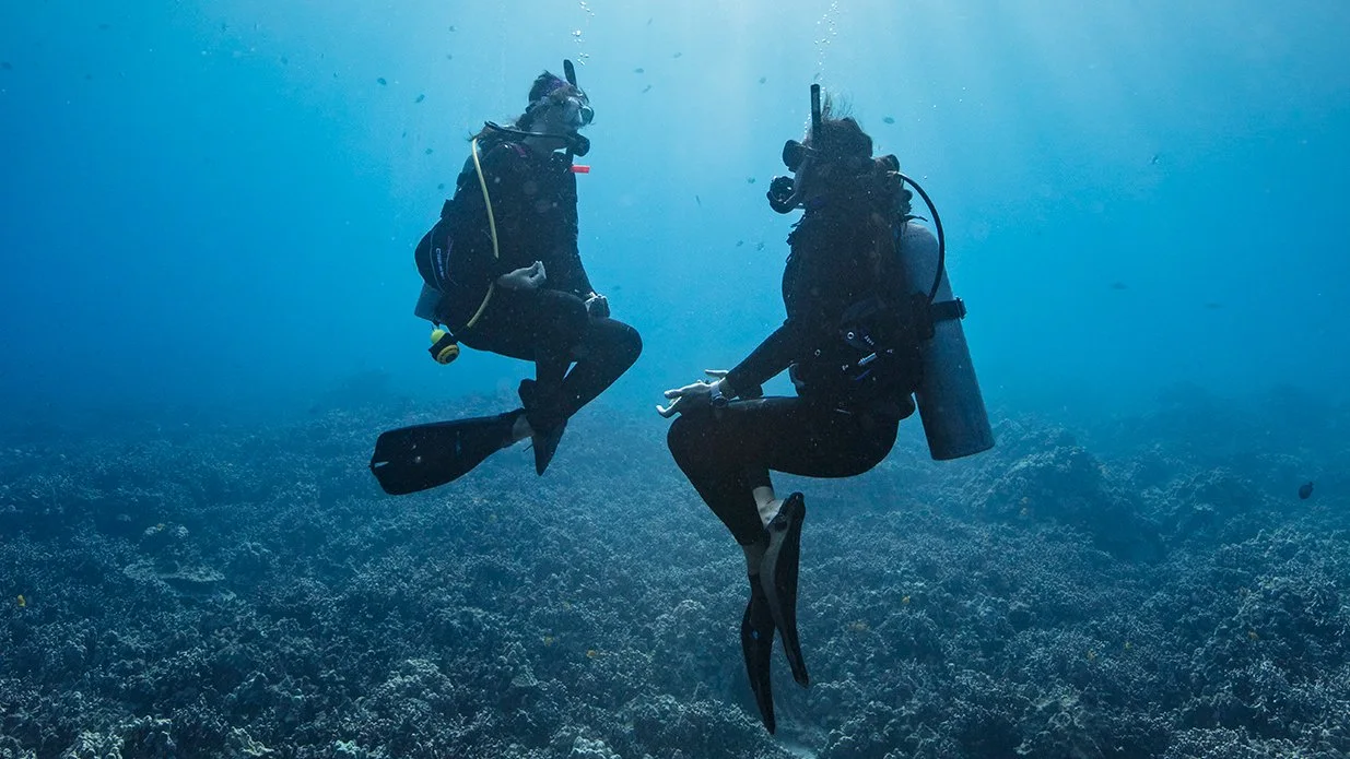 Two divers practicing Peak Performance Buoyancy