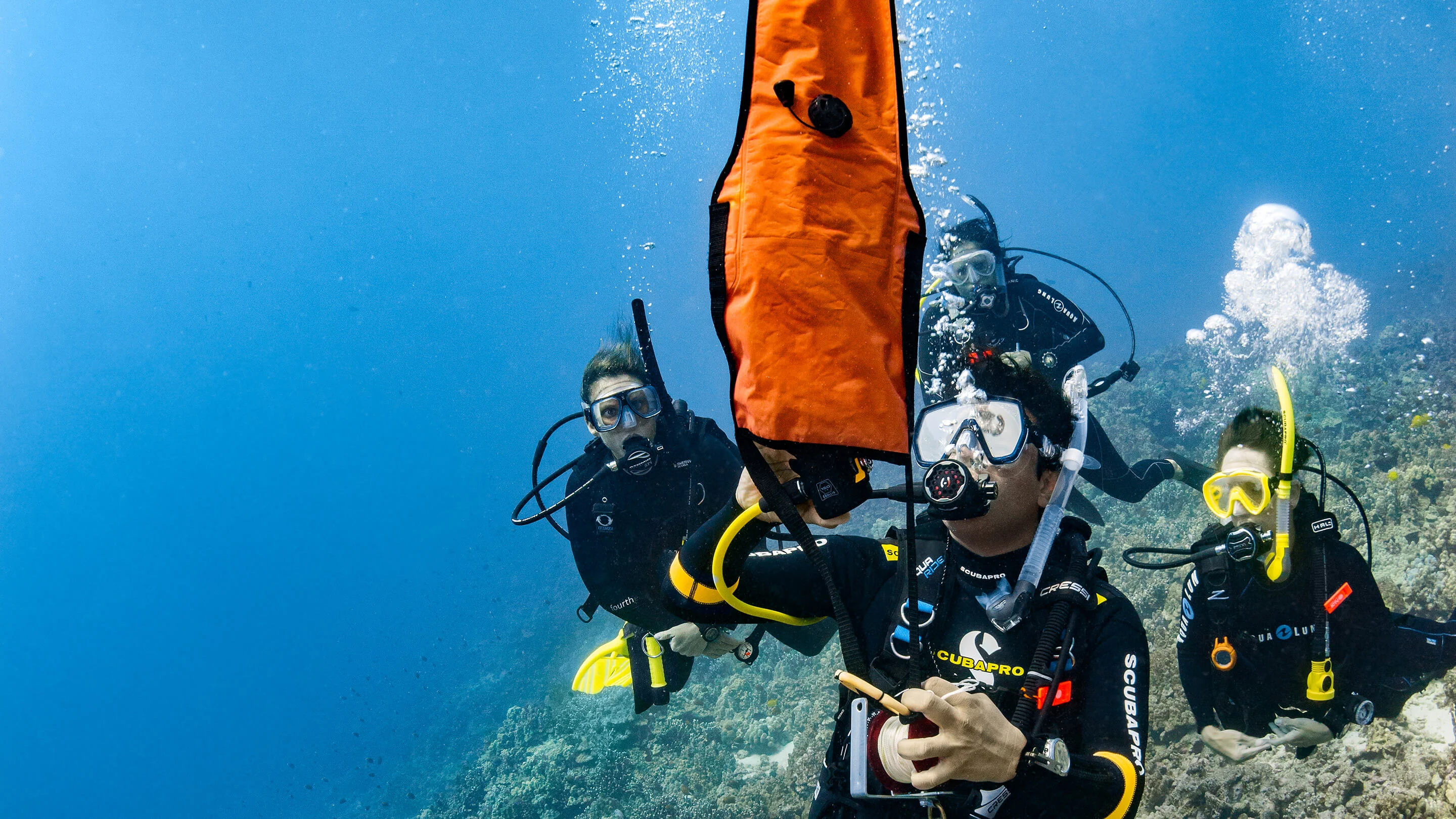 Divers deploying a DSMB