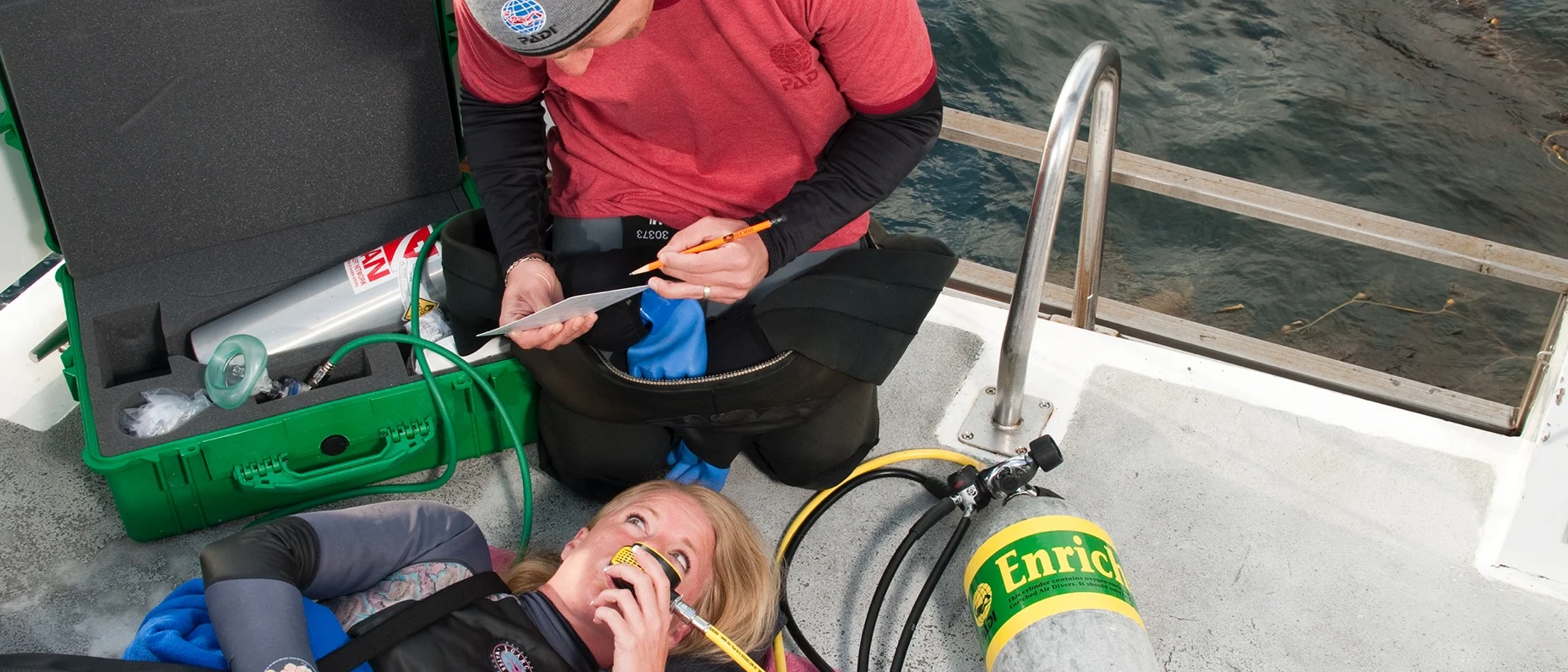 Diver talking to a patient diver breathing nitrox