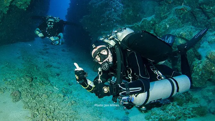 tec divers with double tanks and sidemounts