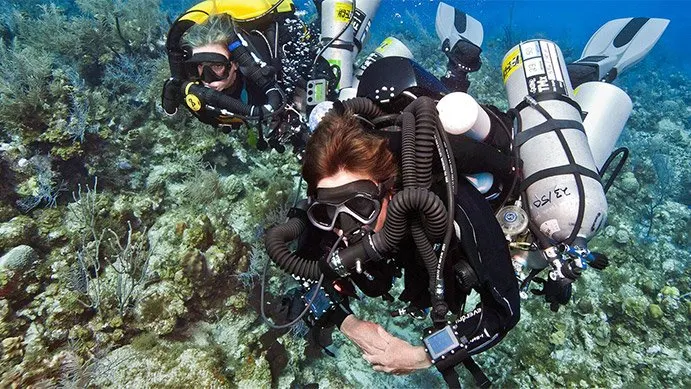 Tec divers with rebreather and sidemounts