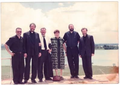 Padre Ramón em grupo