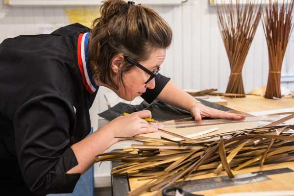 Manon Bouvier, les gestes et outils de la marqueterie de paille