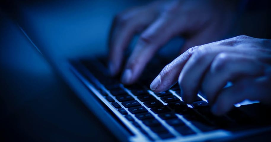 Un cabo de la policía estatal de Pensilvania fue acusado de usar una computadora de trabajo para almacenar pornografía generada por inteligencia artificial, dice el fiscal del distrito