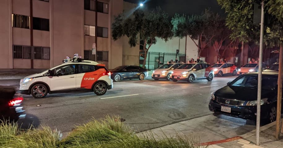 Los autos de cruceros sin conductor bloquearon el tráfico durante horas el martes por la noche