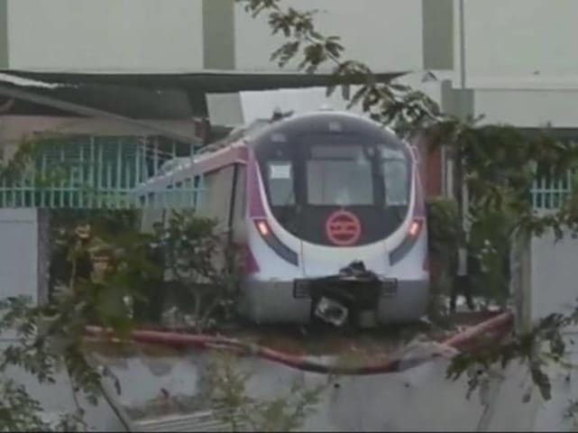 Le train de la ligne magenta du métro de Delhi sans conducteur s'écrase une semaine avant son lancement