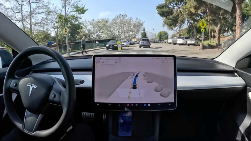 Regardez la bêta FSD 11.4.1 de Tesla. Ignorer les piétons sur le passage pour piétons marqué