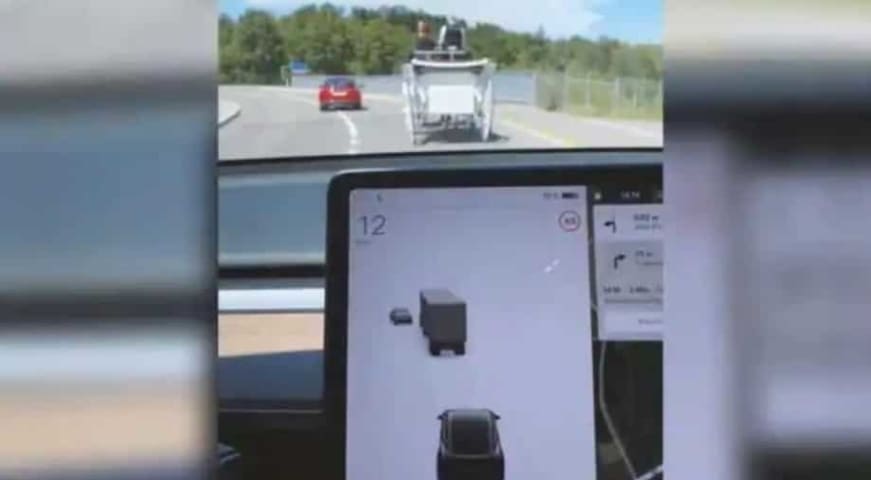 Le pilote automatique de Tesla confond une calèche avec un camion, les internautes s'amusent