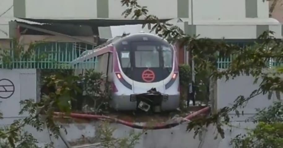 Tren no tripulado del metro de Delhi en prueba se estrella contra la pared de un depósito