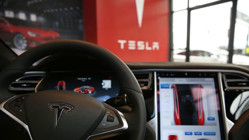 La police allemande poursuit Tesla pendant 15 minutes après que le conducteur a allumé le pilote automatique et s'est «endormi»