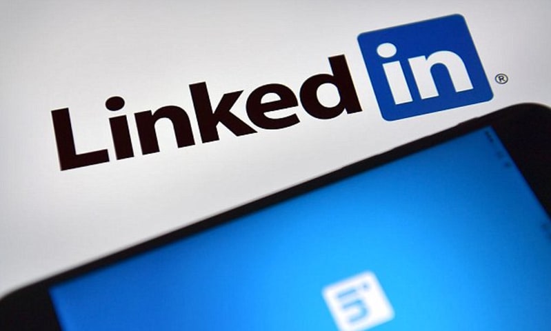 Une enquête sur LinkedIn affirme que les recherches de femmes professionnelles finissent par suggérer des HOMMES