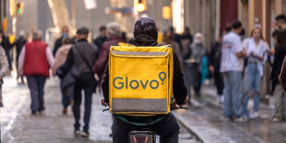 Un conductor de Glovo murió en un accidente mientras estaba de servicio y recibió un correo despidiéndolo por 'incumplimiento' de los términos de su función