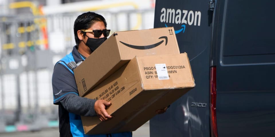 Empresas como Uber y Amazon usan IA para pagar a las personas diferentes salarios por el mismo trabajo, según un nuevo estudio