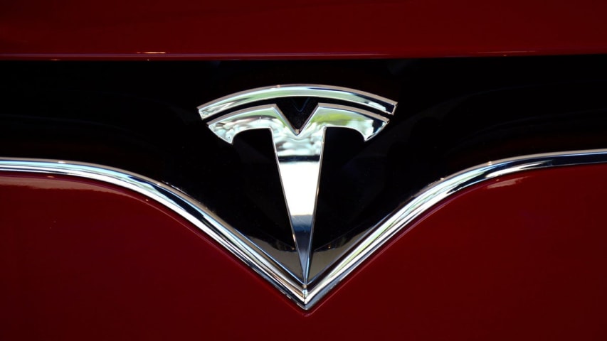 El modo 'asertivo' de Tesla trae 'paradas continuas' a las opciones de conducción autónoma