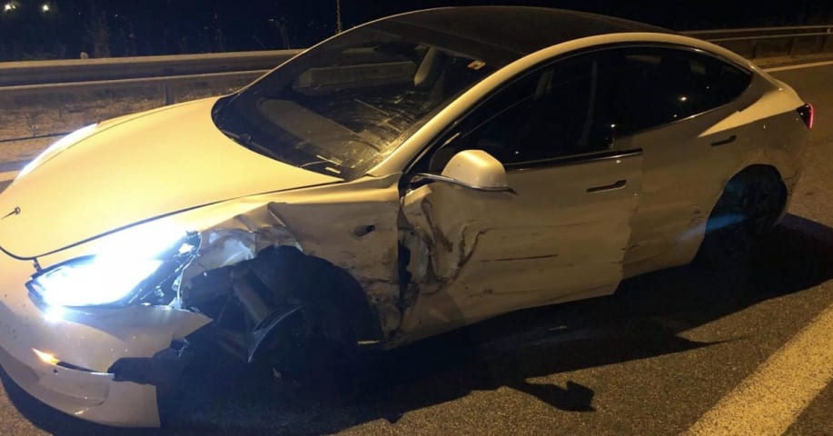 El viaje por carretera no oficial del Tesla Model 3 termina en un accidente, el conductor culpa al piloto automático