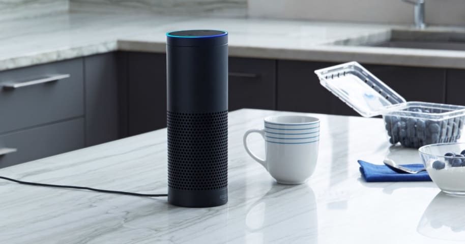 El lector de noticias dice: 'Alexa, compra una casa de muñecas' en el aire, y Amazon Echos las compra