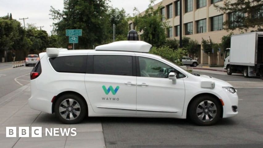 Taxi autónomo de Waymo confundido por conos de tráfico huye de ayuda