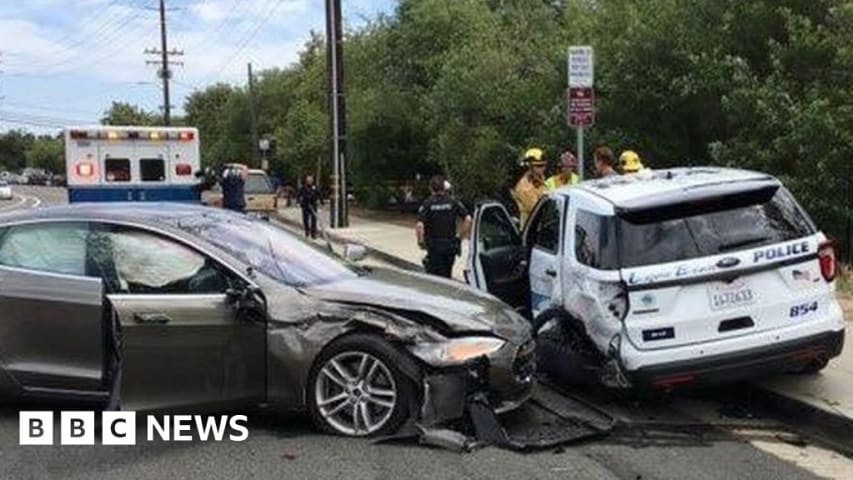 Tesla golpeó un coche de policía estacionado 'mientras usaba el piloto automático'