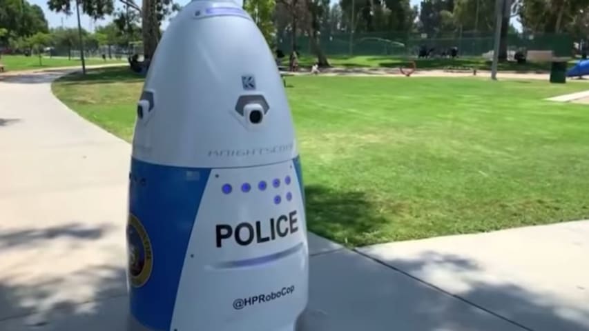 Robot policial ignora el pedido de ayuda de una mujer en un parque estadounidense