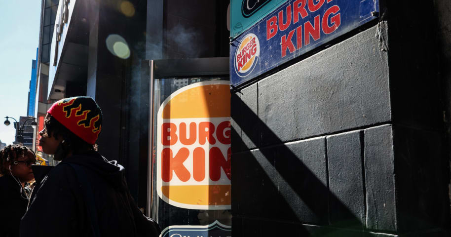 Le nouvel agent IA de Burger King écoutera les commandes et « formera » les employés à être « accueillants ».