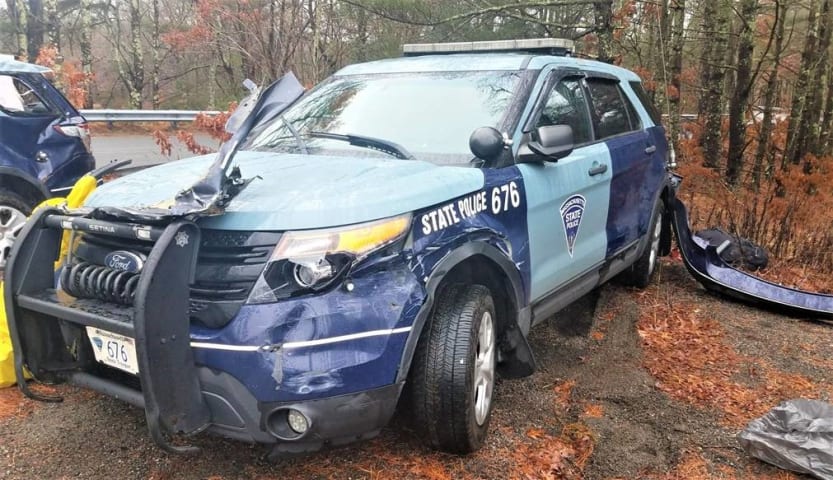 Policía: Tesla que golpeó a Mass. El vehículo de un policía estatal estaba en piloto automático