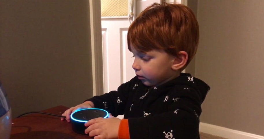 Un enfant obtient Amazon Echo Dot Alexa pour jouer au porno