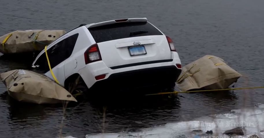 Encore une autre personne écoute l'application GPS et conduit sa voiture dans le lac