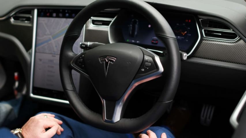 La policía persiguió al conductor 'que no respondía' de un Tesla S que estaba en piloto automático durante 7 millas en California. ¿Cómo puede suceder eso?