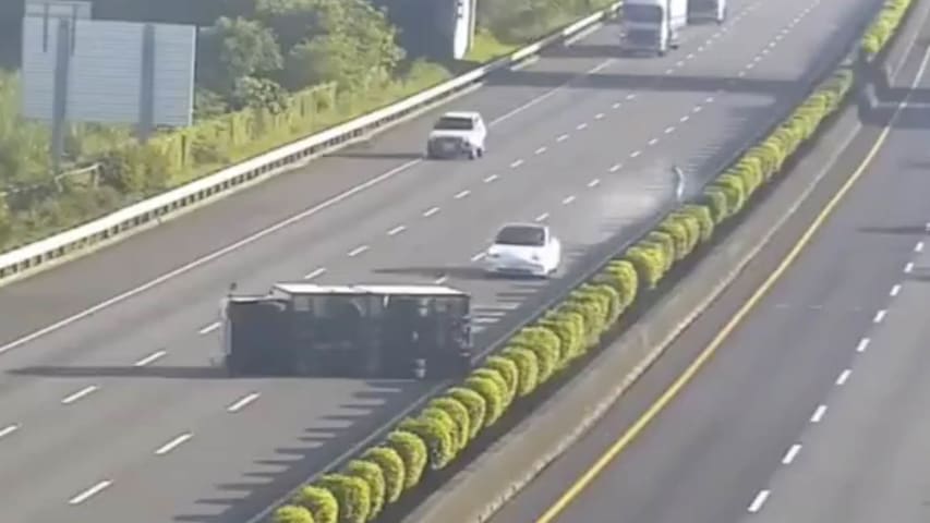 Regardez un modèle 3 conduire directement dans un semi-remorque sur une autoroute de Taïwan