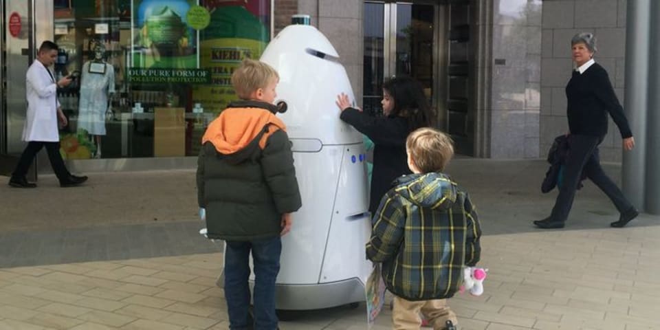 Robot de seguridad suspendido después de chocar con un niño pequeño