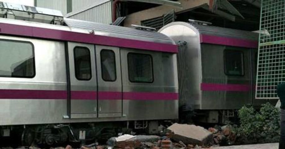 Un train sans conducteur de la ligne Magenta du métro de Delhi s'écrase contre un mur 6 jours avant l'inauguration par le PM Modi