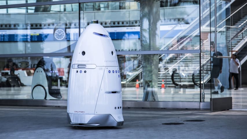 Robot de seguridad intimidado y forzado a salir de la calle en San Francisco