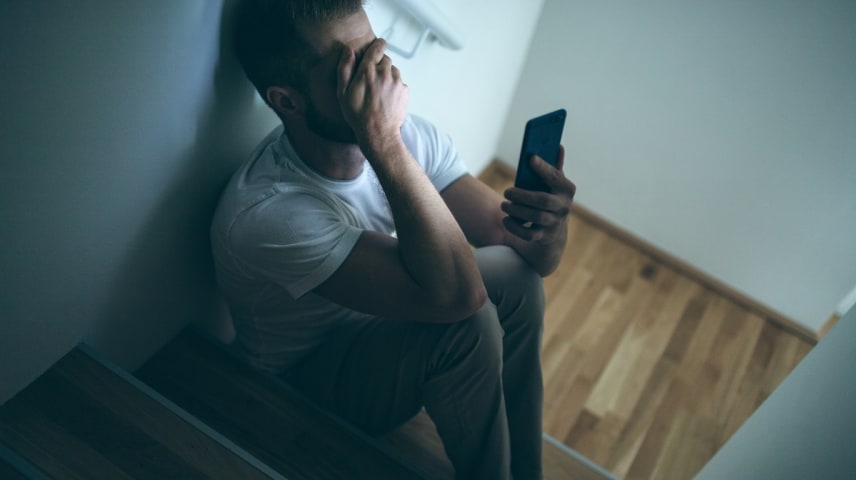 « Il serait toujours là » : un homme meurt par suicide après avoir parlé avec un chatbot IA, déclare une veuve