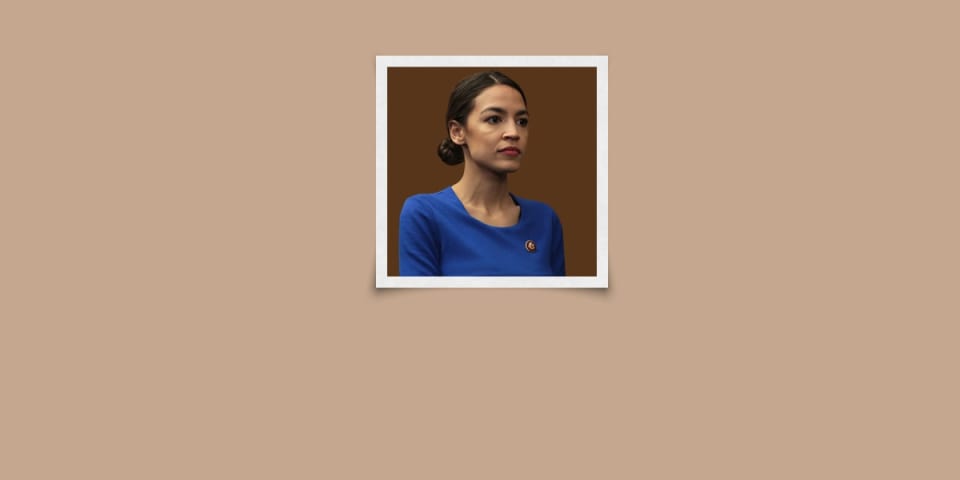 Una IA vio una foto recortada de AOC. La autocompletaba usando un bikini.