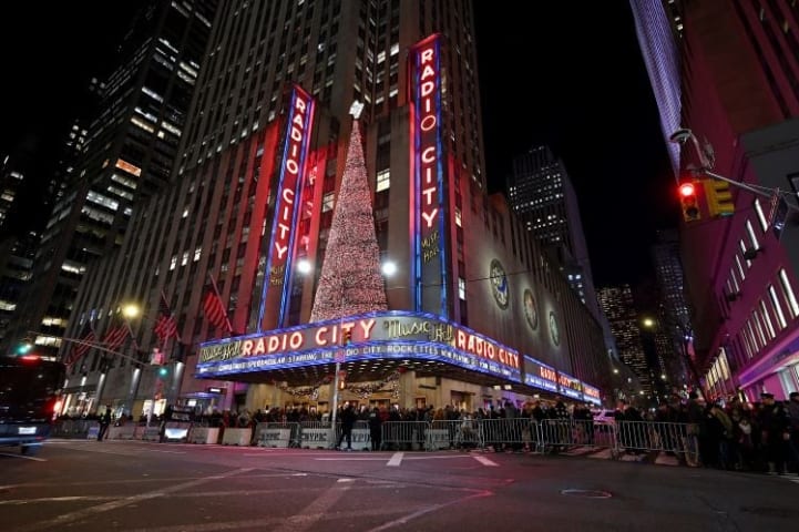 La mère des Girl Scouts est évincée de l'émission des Rockettes après que la reconnaissance faciale l'ait identifiée comme avocate dans un cabinet d'avocats interdit