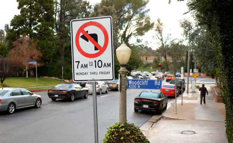 Los residentes de Sherman Oaks culpan a la aplicación de navegación Waze por obstruir las calles