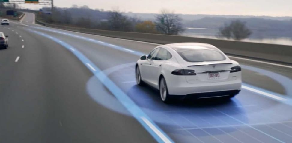 Des centaines de propriétaires de Tesla signalent un freinage fantôme