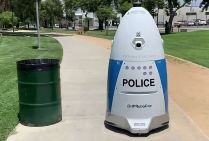 Un robot policier ignore complètement une femme qui demande de l'aide