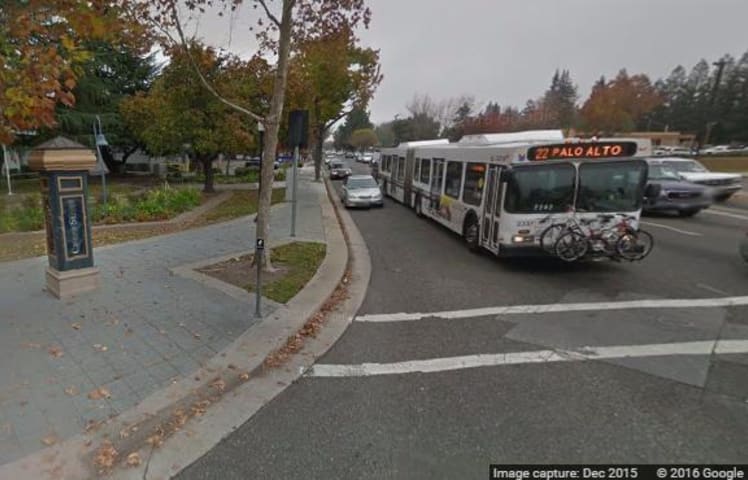 Une voiture autonome de Google heurte un bus public près du siège de Mountain View