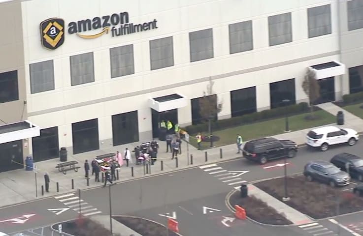 1 crítico, 54 trabajadores de Amazon tratados después de la descarga de repelente de osos en el almacén de Nueva Jersey